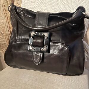 Elevate your style with this chic Tracey Reese Beautiful Pre-owned Purse.